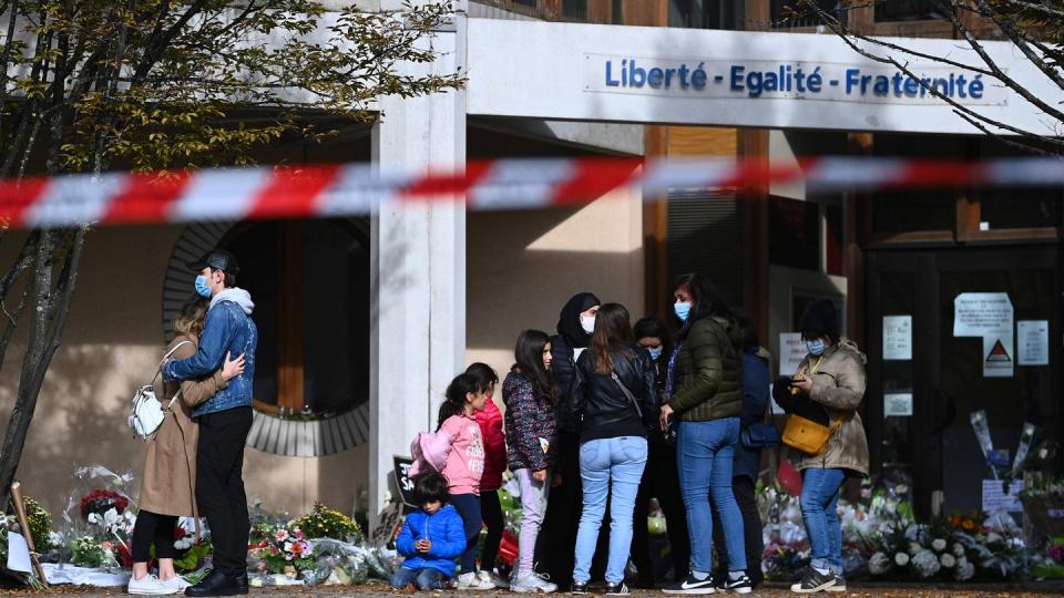 Schüler gedenken vor dem College du Bois d'Aulne bei Paris des ermordeteten Geschichtslehrer Samuel Paty.