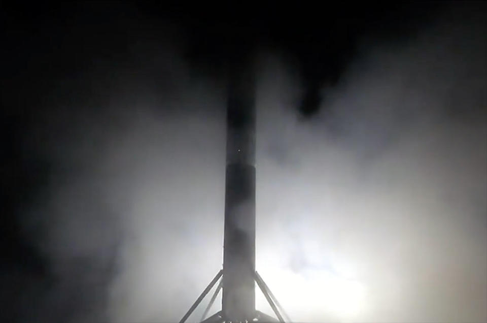 Die erste Stufe einer Falcon 9-Rakete landet am Montag, 4. März 2024, auf dem Drohnenschiff A Shortfall of Gravitas im Atlantischen Ozean.