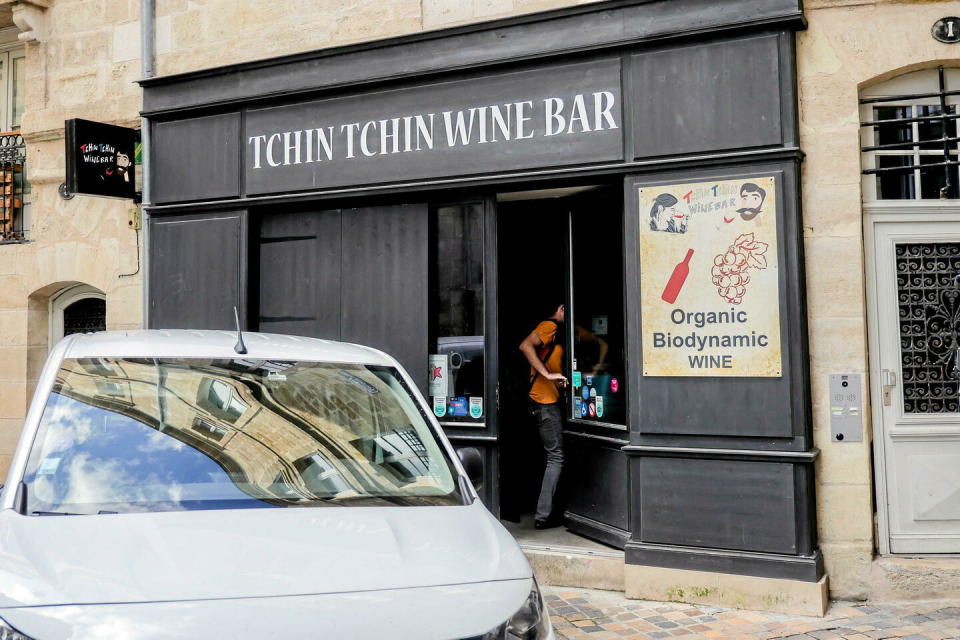Après avoir mangé dans un même restaurant à Bordeaux, plusieurs personnes ont été atteintes de botulisme et l'une d'entre elles est décédée.   - Credit:GUILLAUME BONNAUD / MAXPPP / PHOTOPQR/SUD OUEST/MAXPPP
