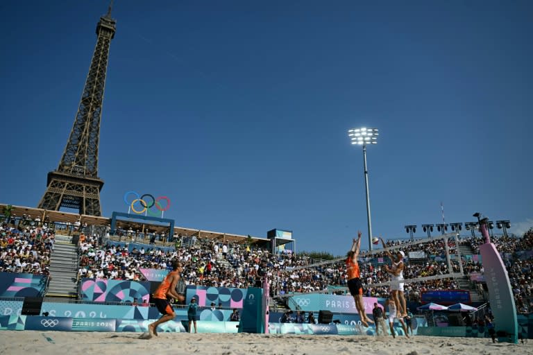 Vista general del Eiffel Tower Stadium construido para los Juegos Olímpicos-2024 durante el partido de vóley playa masculino entre España y Países Bajos, disputado el 29 de julio de 2024 (Mauro PIMENTEL)