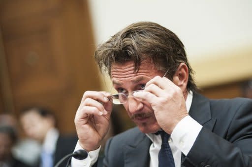 El actor Sean Penn declara ante el Comité de Asuntos Internacionales de la Cámara de Representantes estadounidense, donde pidió la libertad de su compatriota, el empresario estadounidense Jacob Ostreicher, el 20 de mayo de 2013 en Washington (Getty/AFP/Archivos | Kris Connor)