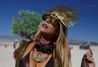 <p>Eine Teilnehmerin des jährlich stattfindenden „Burning Man Arts and Music Festival“ in der Black-Rock-Wüste im US-Bundesstaat Nevada blickt durch ihre Sonnenbrille zum Himmel empor. (Bild: REUTERS/Jim Urquhart) </p>