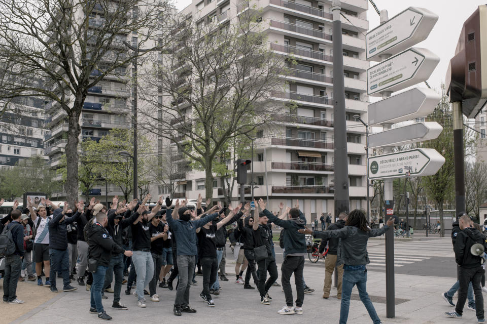 Un bullicioso grupo de aficionados del Paris FC camino al Stade Charléty, en París, el 6 de abril de 2024. (Dmitry Kostyukov/The New York Times)
