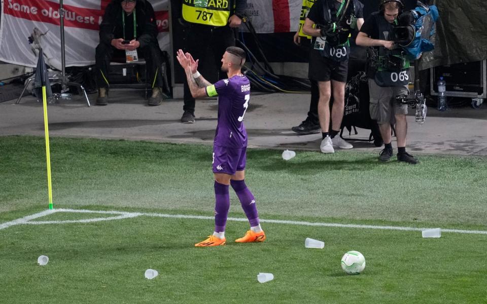 Vergüenza para West Ham cuando Cristiano Biraghi de la Fiorentina fue cortado por un objeto lanzado por los fanáticos del club - AP/Darko Vojinovic