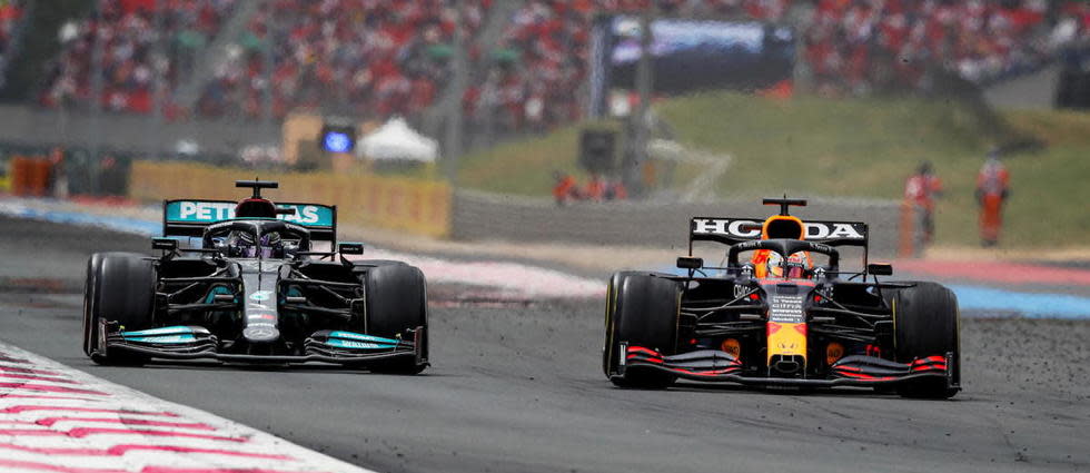 Après une erreur en début de course et deux arrêts aux stands, Max Verstappen parvient finalement à doubler Lewis Hamilton dans l'avant-dernier-tour du GP de France.
