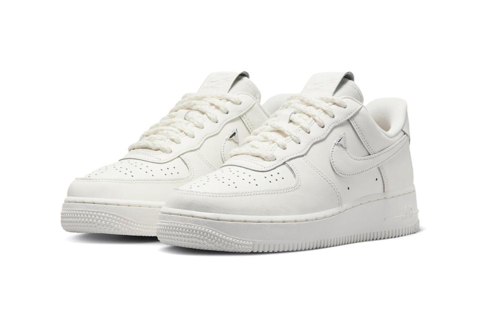 Nike Air Force 1 2.0 登場：在全白版本上加入微妙變化，帶來不一樣的感覺。