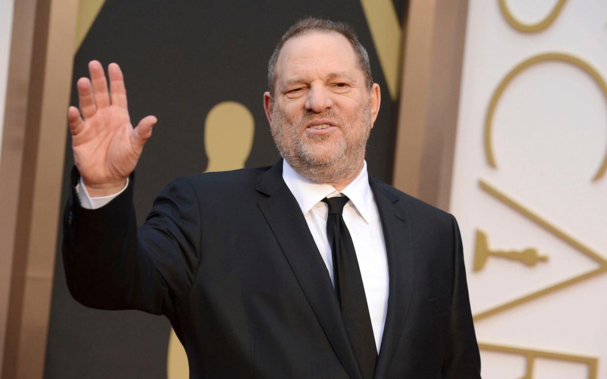 Notorious Hollywood mogul Harvey Weinstein shows off his Scissorhand at the 2014 Academy Awards - Invision