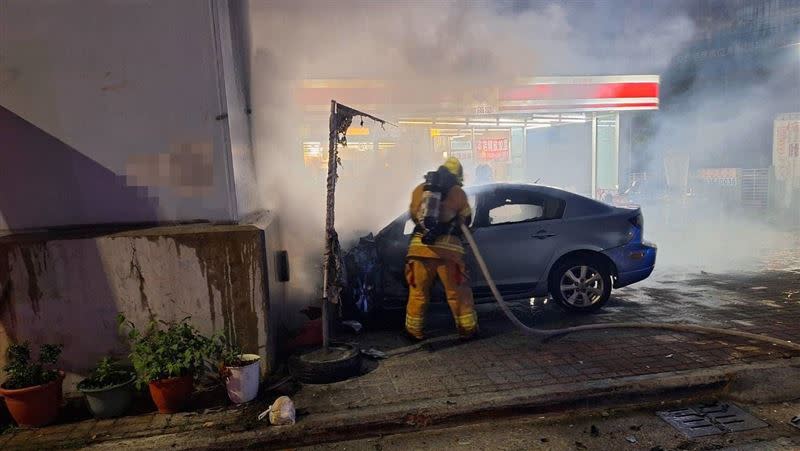 謝男駕駛的自小客起火燃燒，所幸警消即時趕來撲滅火勢。（圖／翻攝畫面）