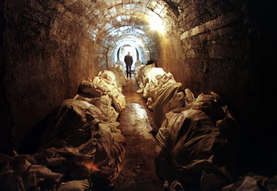 <p>Cadáveres sin identificar se amontonan en un refugio subterráneo de la ciudad de Tuzla, en marzo de 1997. Los cuerpos pertenecen a víctimas encontradas en fosas comunes y zonas boscosas de Srebrenica, donde en julio de 1995 las fuerzas serbobosnias asesinaron a 8.000 personas. (Foto: Reuters). </p>