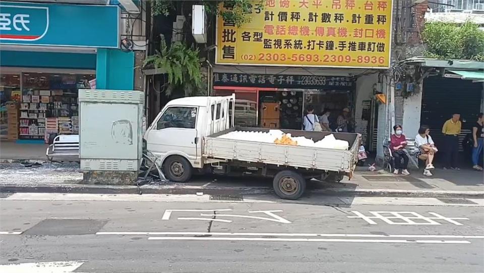 快新聞／北市萬華小貨車衝上人行道　等公車民眾遭波及2人送醫