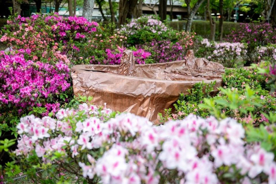 萬金杜鵑移動花聚落移展至大安森林公園，重現杜鵑花車與花船美景。（新北市農業局提供）