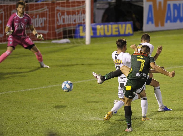 El remate decisivo de Walter Bou, que reportó el 1-0 sobre Estudiantes (Caseros) y la clasificación de Defensa y Justicia para un 16º de final por la Copa Argentina.