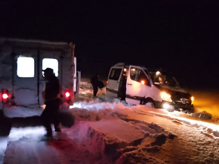 Operativo de rescate a policías en las ruta 2, Santa Cruz.