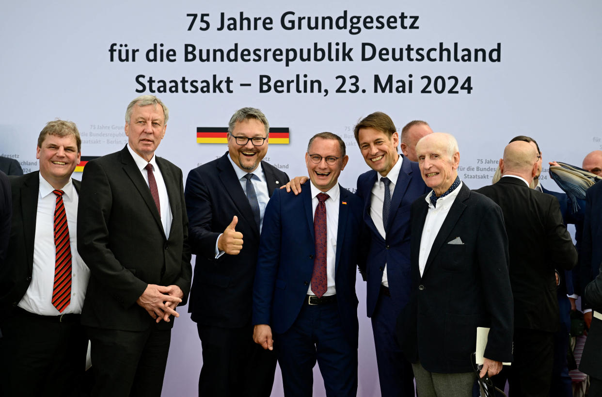 Les membres du parti d’extrême droite Alternative pour l’Allemagne (AfD), ici posant pour une photo lors de la cérémonie d’État dans le cadre des célébrations des 75 ans de la Constitution allemande devant la Chancellerie, à Berlin, le 23 mai 2024.