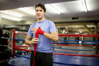 <p>Le 31 mars 2012, il affronte le sénateur conservateur Patrick Brazeau lors d’un combat de boxe organisé pour recueillir des fonds pour la lutte contre le cancer. Un sport qu’il adore et pratique très souvent. Crédit : DR </p>