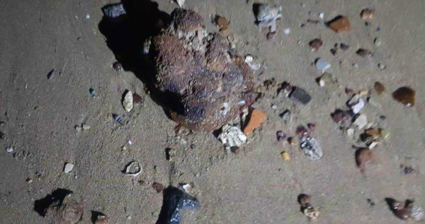 小金門西方中墩海岸12日發現2枚未爆地雷遭海水沖刷出土之一。（圖／金門岸巡隊提供）