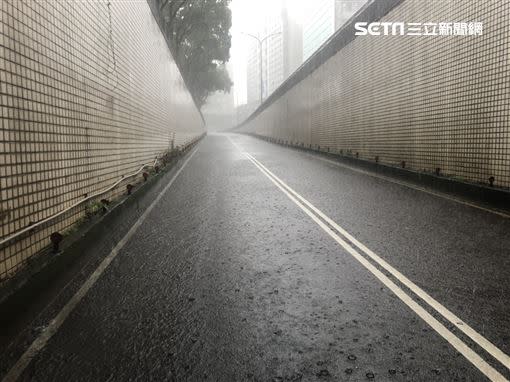 地下道瞬間積水。（圖／翻攝畫面）