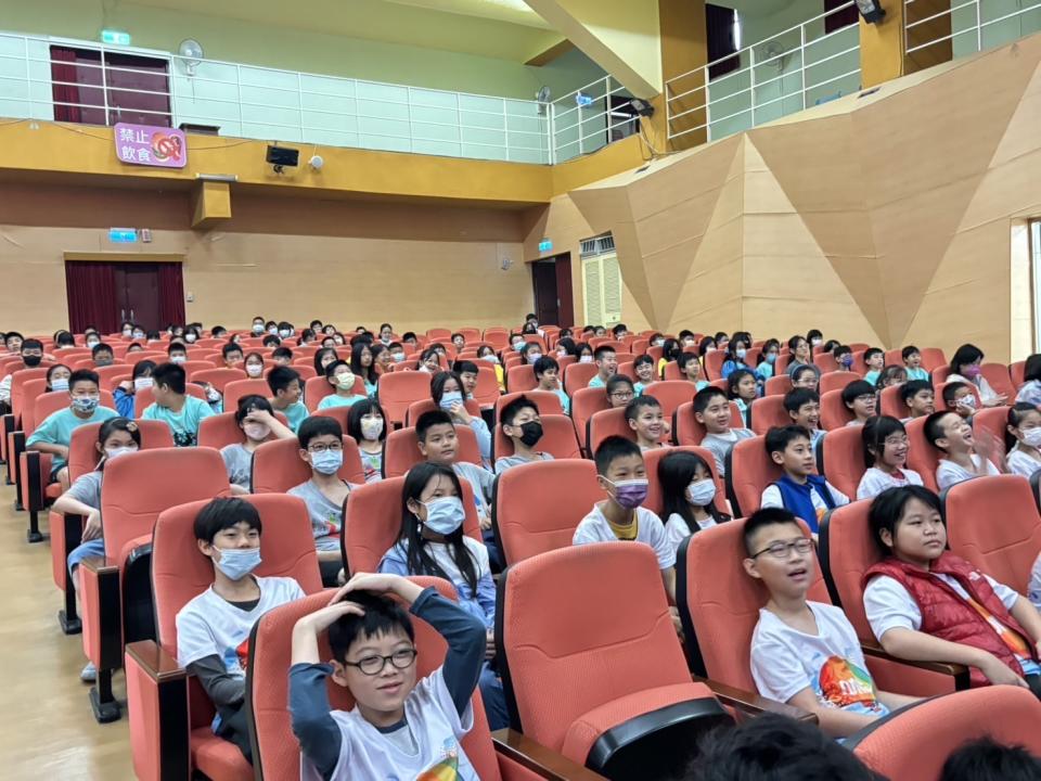臺北市南門國小學生熱烈討論加深反詐意識。（圖/記者 張泓笙翻攝）