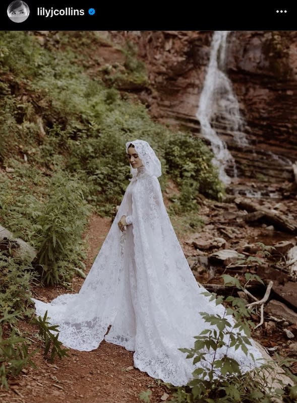 Lily Collins en robe de mariée à capuche Ralph Lauren pour épouser Charlie McDowell