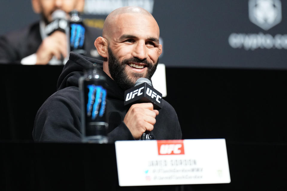 LAS VEGAS, NEVADA - 8 DE DICIEMBRE: Jared Gordon es visto en el escenario durante la conferencia de prensa de UFC 282 en el MGM Grand Garden Arena el 8 de diciembre de 2022 en Las Vegas, Nevada.  (Foto por Chris Unger/Zuffa LLC)