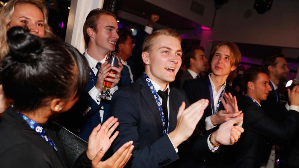 Jóvenes simpatizantes y miembros del partido de ultraderecha Demócratas de Suecia celebrando los resultados de las encuestas a pie de urna durante la jornada electoral en Estocolmo, la capital.