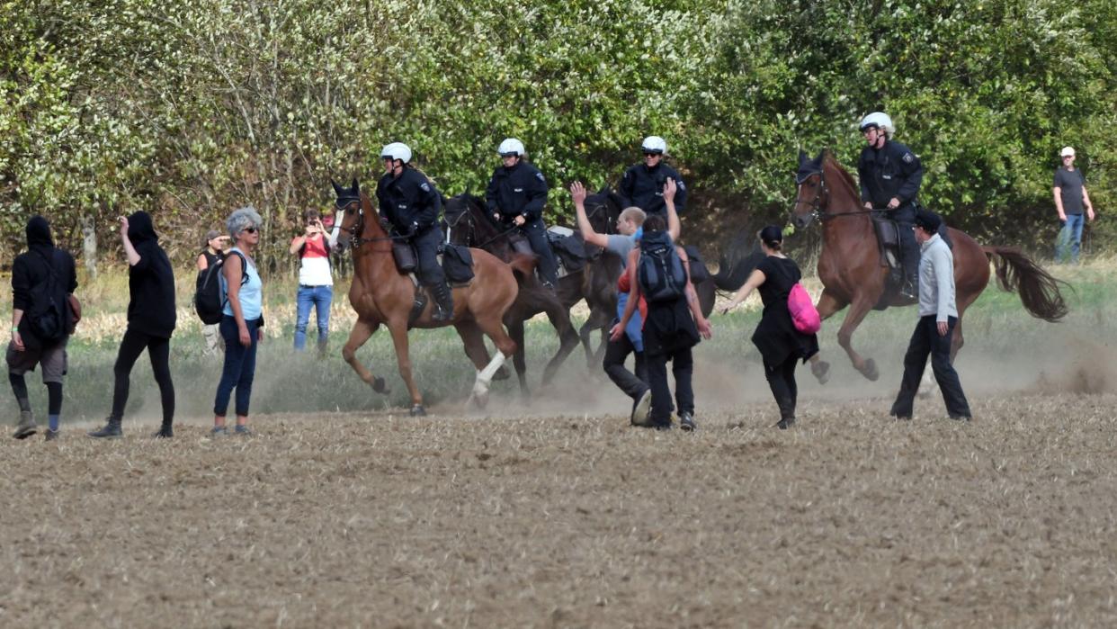 Polizisten auf Pferden versuchen, Demonstranten davon abzuhalten, in den «Hambacher Forst» einzudringen. Foto: Henning Kaiser