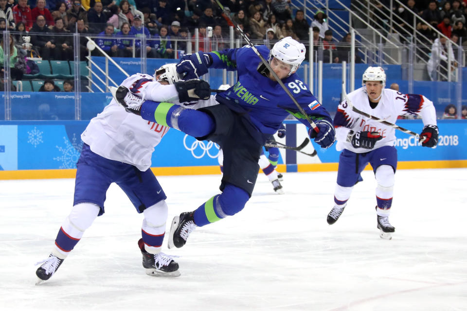 <p>Choc violent et impressionant entre Alexander Bonsaksen et Anze Kuralt lors du match entre la Slovénie et la Norvège en hockey. (Crédit : Getty) </p>