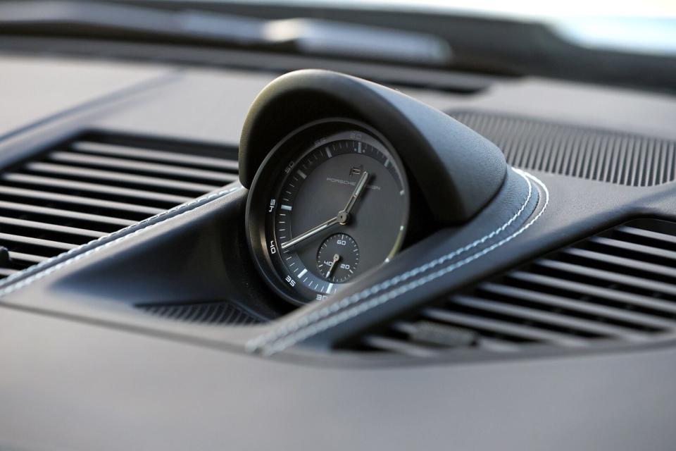選配的Subsecond Design碼錶出自Porsche Design之手，細膩質感值得玩味再三。