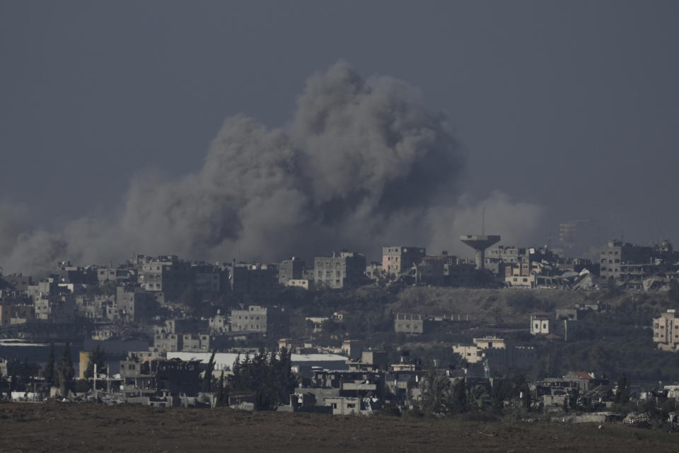 El humo se eleva desde la Franja de Gaza tras los ataques israelíes el sábado 9 de diciembre de 2023. (AP/Leo Correa)