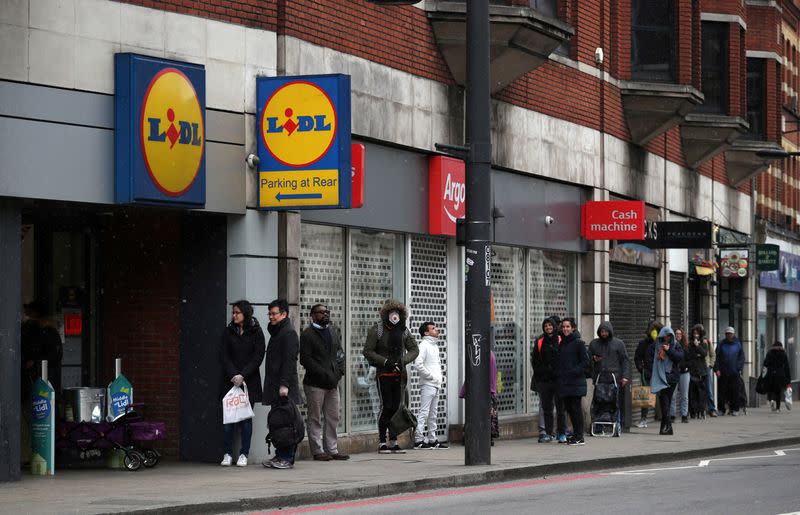 FOTO DE ARCHIVO: La gente hace cola frente al supermercado Lidl en Streatham, mientras continúa la propagación de la enfermedad coronavirus (COVID-19), Londres, Reino Unido