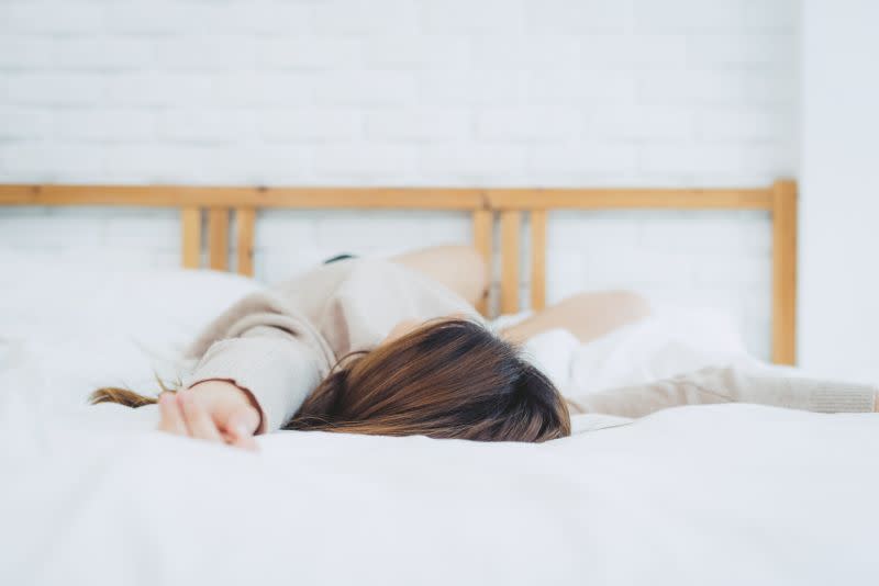 Il n’est jamais recommandé d’aller se coucher sans se démaquiller, les filles. [Photo: Getty]