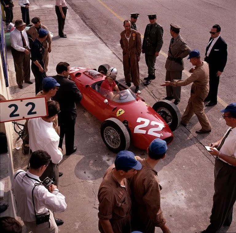 Von Trips en su Ferrari con la que chocó y tuvo su trágico final