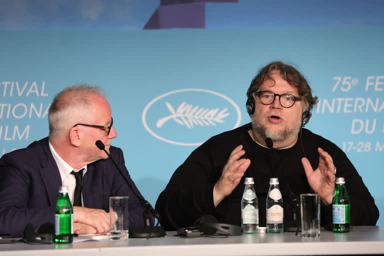 Thierry Fremaux, el director artístico de Cannes, y el director mexicano Guillermo del Toro durante el primero de los debates que se realizaron en el festival sobre el futuro del cine