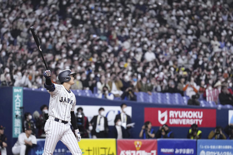 Shohei Ohtani batea un jonrón de tres carreras en el quinto inning del juego de exhibición ante los Hanshin Tigers previo al Clásico Mundial de Béisbol, en Osaka, Japón, el lunes 6 de marzo de 2023. (Kyodo News vía AP)