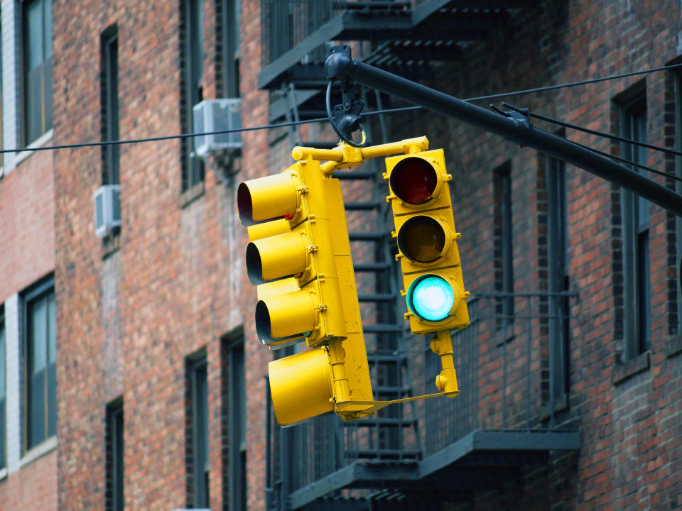 Los semáforos tendrán que añadir una nueva luz en el futuro para los vehículos autónomos. (Getty Creative)