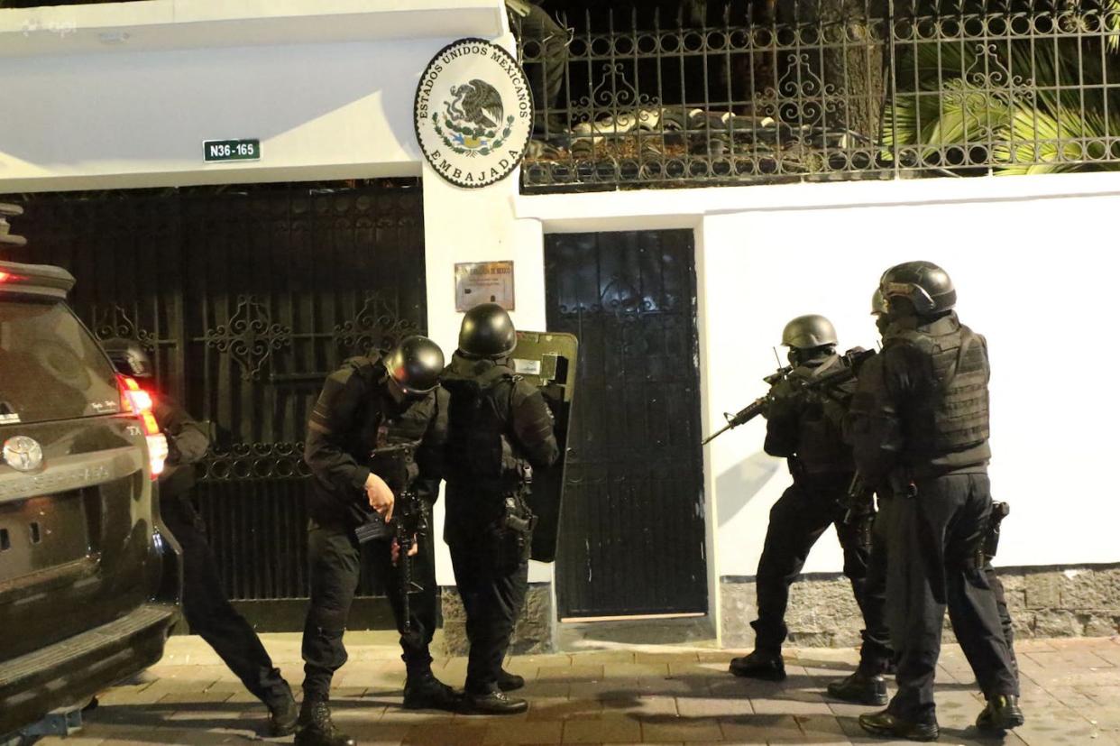 Ecuadorian special forces break into the Mexican Embassy in Quito. <a href="https://www.gettyimages.com/detail/news-photo/picture-released-by-api-showing-ecuadorian-police-special-news-photo/2133957367?adppopup=true" rel="nofollow noopener" target="_blank" data-ylk="slk:Alberto Suarez/API/AFP via Getty Images);elm:context_link;itc:0;sec:content-canvas" class="link ">Alberto Suarez/API/AFP via Getty Images)</a>