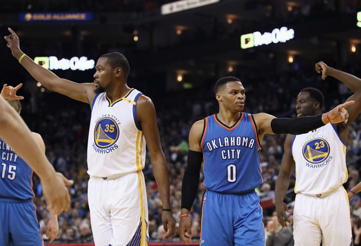 Kevin Durant y Russell Westbrook durante un partido. /Foto: Getty