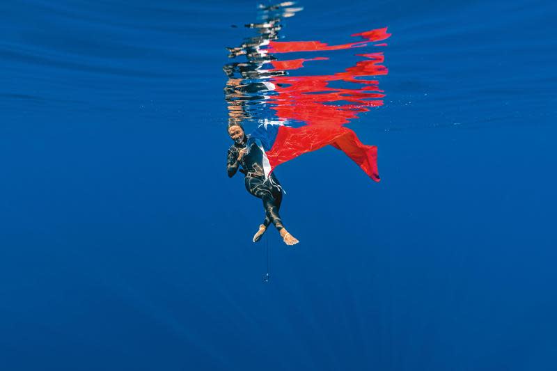 侯一明於塞普勒斯的自由潛水賽事轉播中拿出國旗。（攝影師Costas Constantinou，AIDA Taiwan提供）