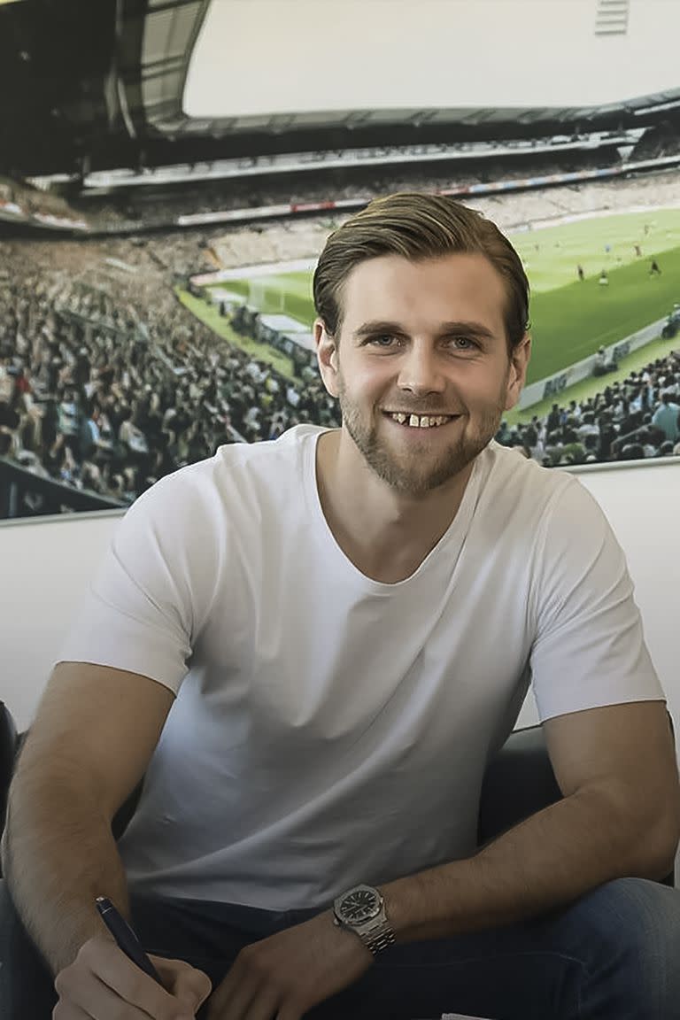 Füllkrug firma con la imagen del estadio de Werder Bremen como fondo.