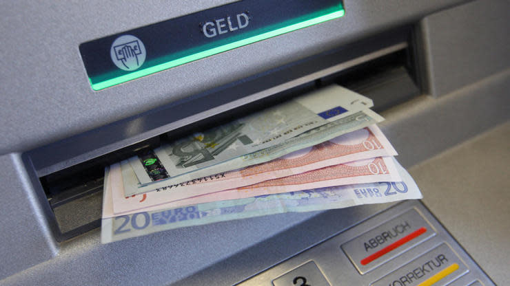 Tausende Kunden sind alarmiert: Rund 40 Sparkassen haben Gebühren für das Geldabheben eingeführt. Jetzt ziehen die Genossenschaftsbanken nach. Auch für viele Volks- und Raiffeisenbank-Kunden wird es teuer am Automaten.