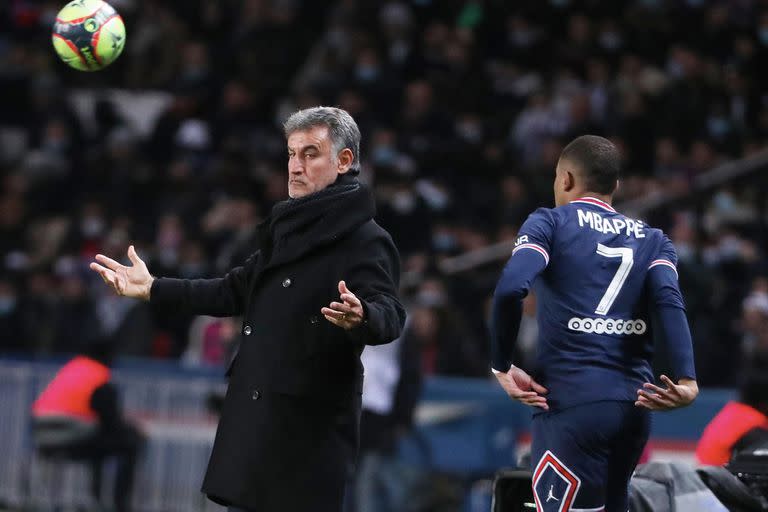 Christophe Galtier protesta en una acción del partido entre PSG y Nice; cerca suyo pasa Mbappé, una de las estrellas a las que dirigirá en este cambio de equipo que afronta