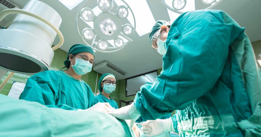 英國一名醫生在手術過程中，竟然在病患的肝臟上簽名。（示意圖／pixabay）
