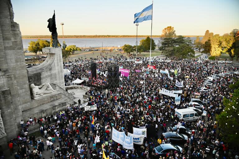 La marcha universitaria en el Monumento a la Bandera, en Rosario