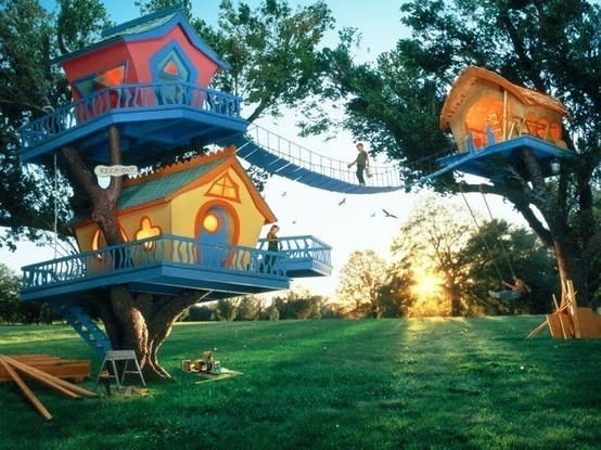 No una, sino tres casas en los árboles de tu patio suena paradisíaco. En este jardín han hecho realidad el sueño de todo niño, una pequeña comunidad caminando de árbol en árbol por fantásticos puentes colgantes. Crédito: Pinterest