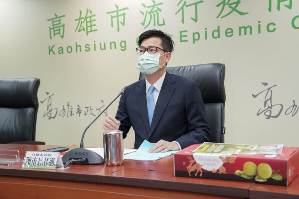 ▲高雄市長陳其邁說，只打兩劑疫苗突破性感染的機率還是很高，所以要拜託長輩趕快來打第三劑。（圖／高雄市政府提供）