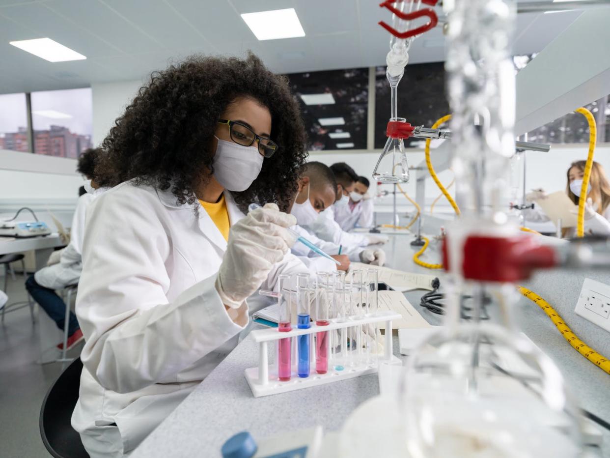 <span class="caption">Minority STEM majors are more likely than their white peers to switch fields.</span> <span class="attribution"><a class="link " href="https://www.gettyimages.com/detail/photo/student-wearing-a-facemask-in-a-science-class-at-royalty-free-image/1297281097?adppopup=true" rel="nofollow noopener" target="_blank" data-ylk="slk:andresr/E+ via Getty Images;elm:context_link;itc:0;sec:content-canvas">andresr/E+ via Getty Images</a></span>