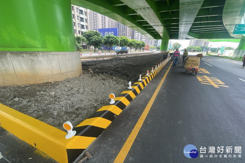 八德區建德路中央分隔島緣石油漆及反光導標安裝完成。