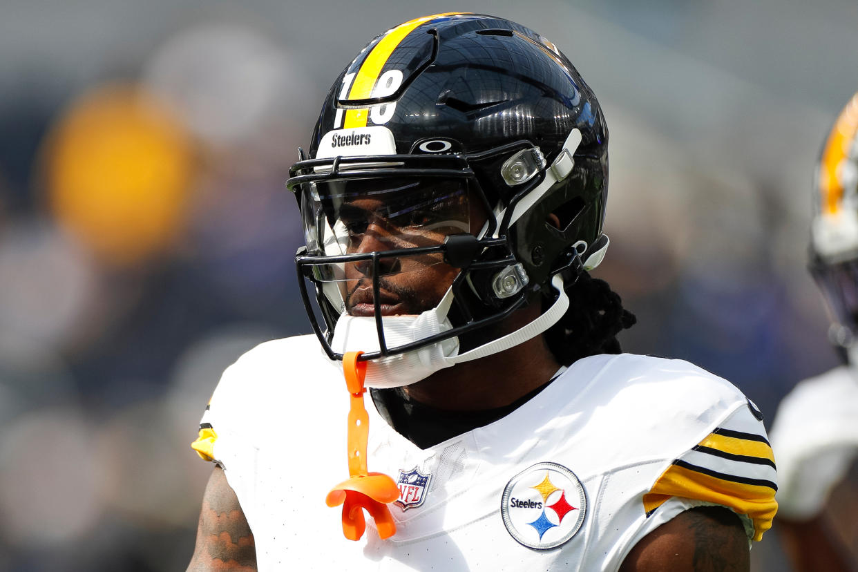 INGLEWOOD, CA - OCTOBER 22: Pittsburgh Steelers wide receiver Diontae Johnson (18) warms up prior to an NFL regular season game between the Pittsburgh Steelers and the Los Angeles Rams on October 22, 2023, at SoFi Stadium in Inglewood, CA. (Photo by Brandon Sloter/Icon Sportswire via Getty Images)