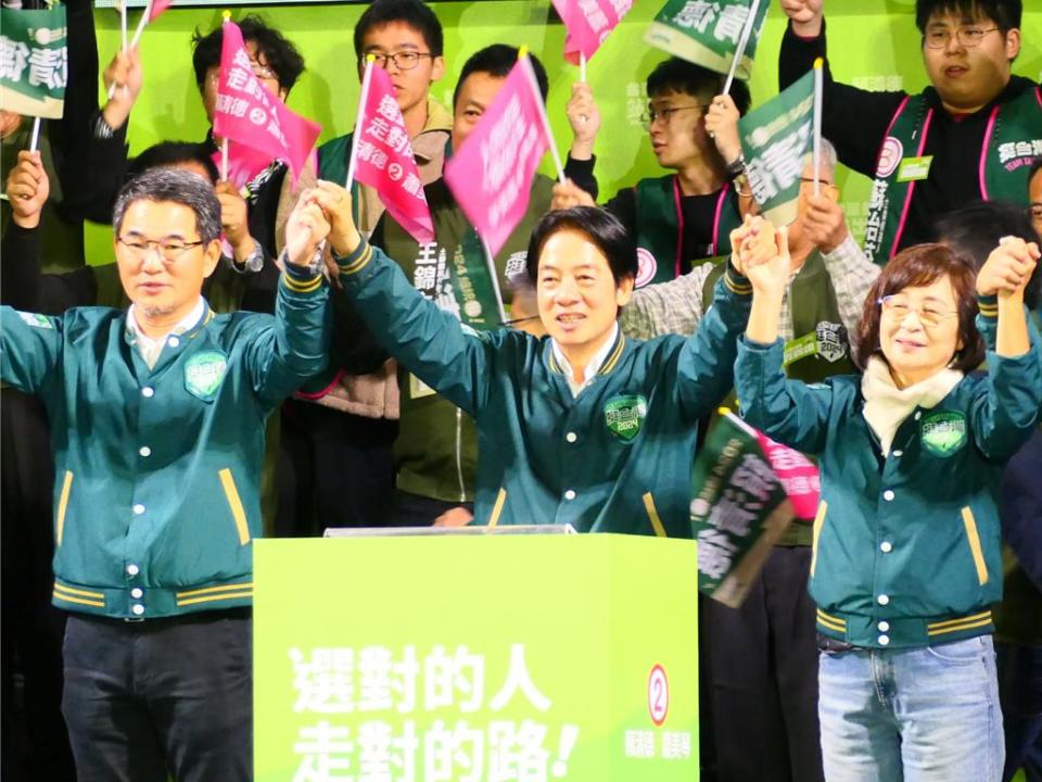 民進黨總統候選人賴清德（前中）9日參加雲林縣虎尾鎮造勢晚會，提出民主和平、創新繁榮、公益永續，3項承諾帶領台灣前進。（張朝欣攝）