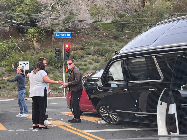 El actor Arnold Schwarzenegger, en la escena del grave accidente automovilístico que protagonizó el sábado en Los Ángeles